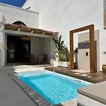Midi Pool & Villa Veglie