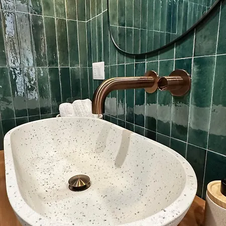 Midi Pool & וילה *